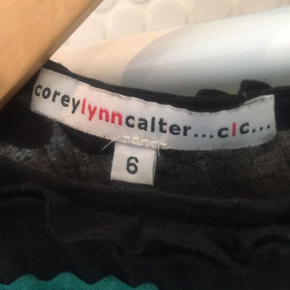 Adorable boho blouse w/ embroidered ribbon detail - Picture 4 of 9